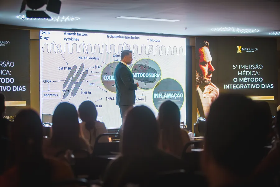 Dr. Dias Júnior explicando um diagrama de estresse oxidativo e inflamação na 5ª Imersão Médica